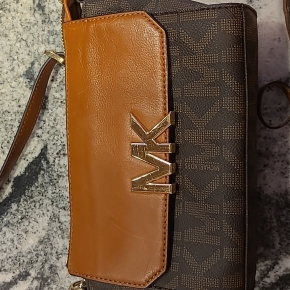 Michael Kors Authentic, Vintage 2 piece set Crossbody Bag, and wristlet. - Picture 2 of 15